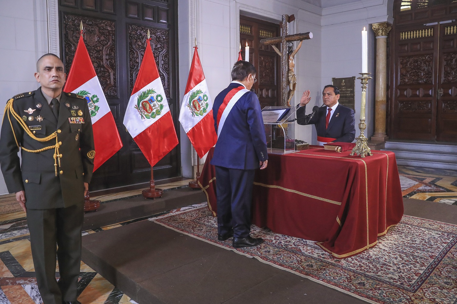 Flavio Cruz Mamani asume el Ministerio de Trabajo en ceremonia en Palacio de Gobierno, nuevo titular tiene amplia experiencia legislativa y vínculo con el Altiplano en su perfil profesional.