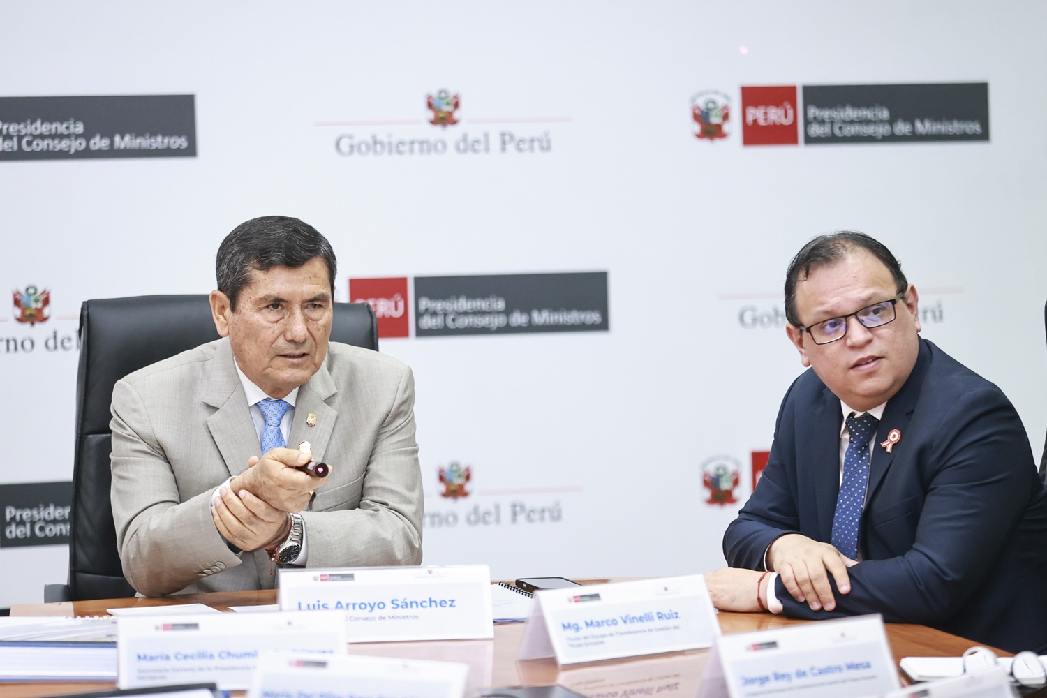Instalan 'Comisión de Transferencia' en la PCM: "Premier Luis Arroyo lidera inicio formal del intercambio de gestión con el equipo de Keiko Fujimori, presidido por el economista Marco Vinelli Ruiz".