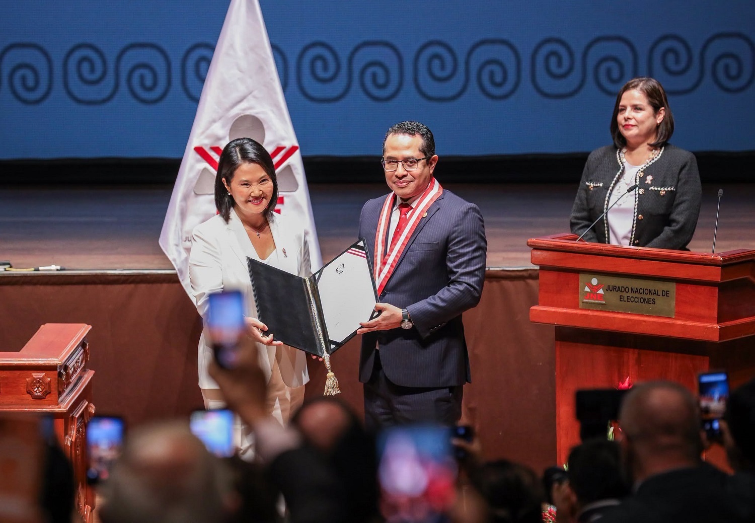 ¡JNE Entrega Credenciales a Keiko Fujimori y Vicepresidentes! "El poder viene del pueblo, la solemne ceremonia que refrenda a las nuevas autoridades presidenciales y el reconocimiento legal a la voluntad popular".