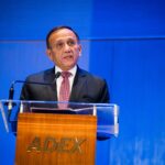 “ADEX cumple 53 años: el comercio exterior sigue siendo el motor del desarrollo peruano, ‘Envíos Peruanos Superarán los US$ 107 Mil Millones’ en 2026, la cifra que confirma el rumbo exportador del país”.