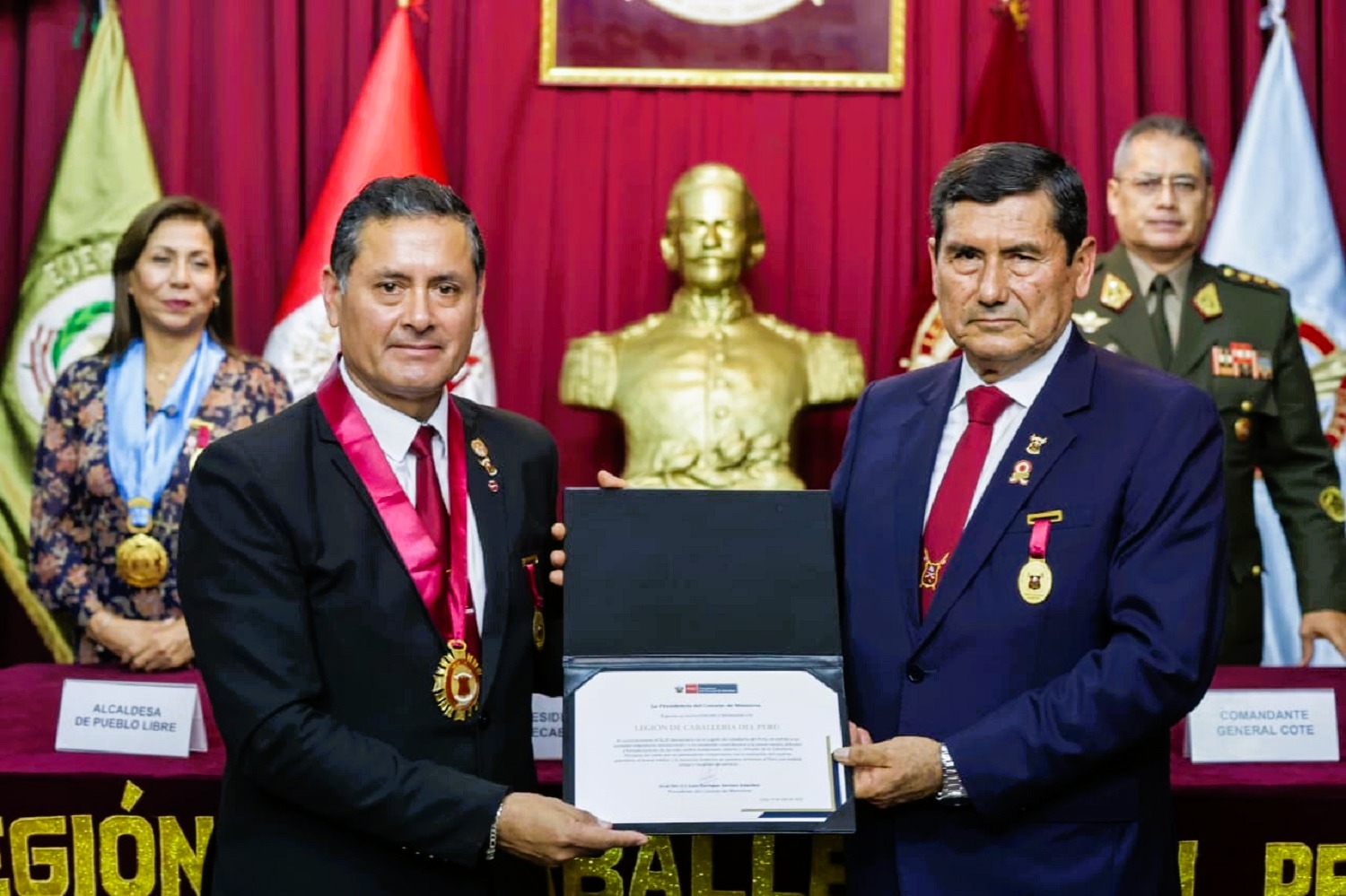 Legión de Caballería distingue al premier Luis Arroyo con su máxima medalla por 43° aniversario, titular de la PCM señaló: 'Recuperamos la Estabilidad', la misma que permitirá consolidar la democracia en el Perú.​