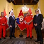 ¡Bomberos Peruanos Condecorados! “Grupo USAR recibe máxima distinción diplomática por labor heroica en Venezuela, más de una semana de rescates continuos en condiciones extremas, cuando la ayuda trasciende fronteras”.