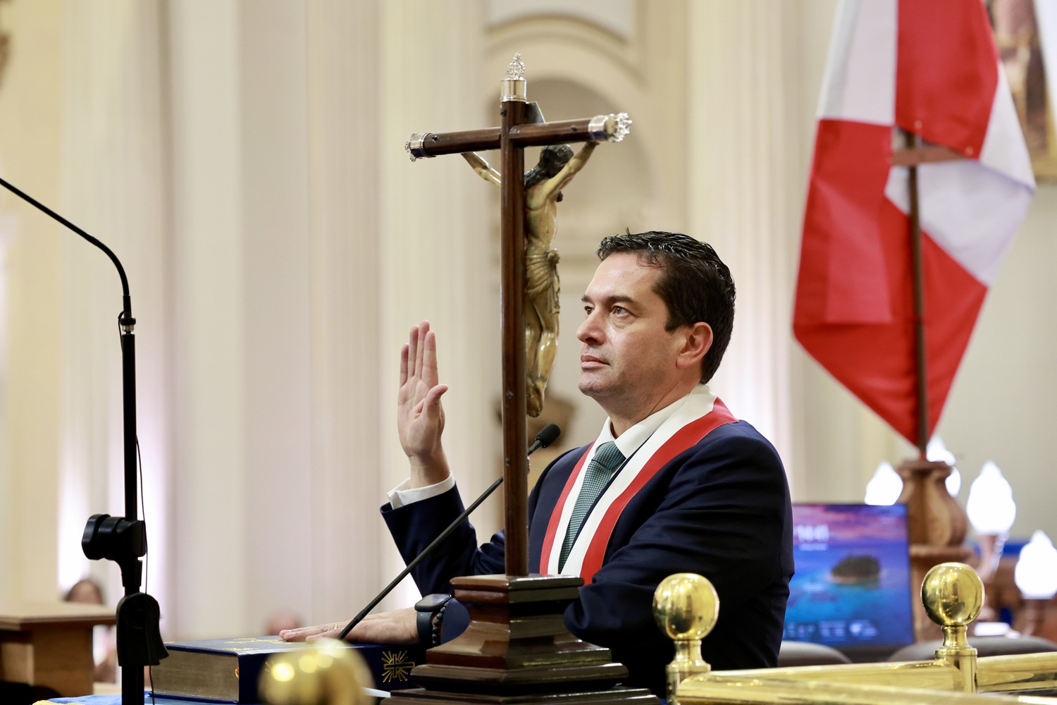 ¡Tras Dos Votaciones! "Miguel Torres Morales (Fuerza Popular) asume la presidencia del Senado con 30 votos decisivos, jornada respetó en todo momento el reglamento definiendo su rumbo en jornada histórica".