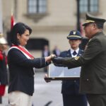 Keiko Fujimori, Jefa Suprema de Fuerzas Armadas y Policía Nacional: Acto de entrega de bastón de mando e insignias en Palacio de Gobierno renuevan compromiso con la constitución y la democracia.