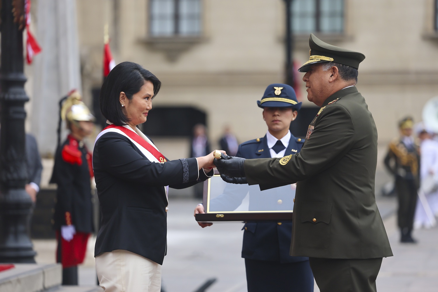 Keiko Fujimori, Jefa Suprema de Fuerzas Armadas y Policía Nacional: Acto de entrega de bastón de mando e insignias en Palacio de Gobierno renuevan compromiso con la constitución y la democracia.