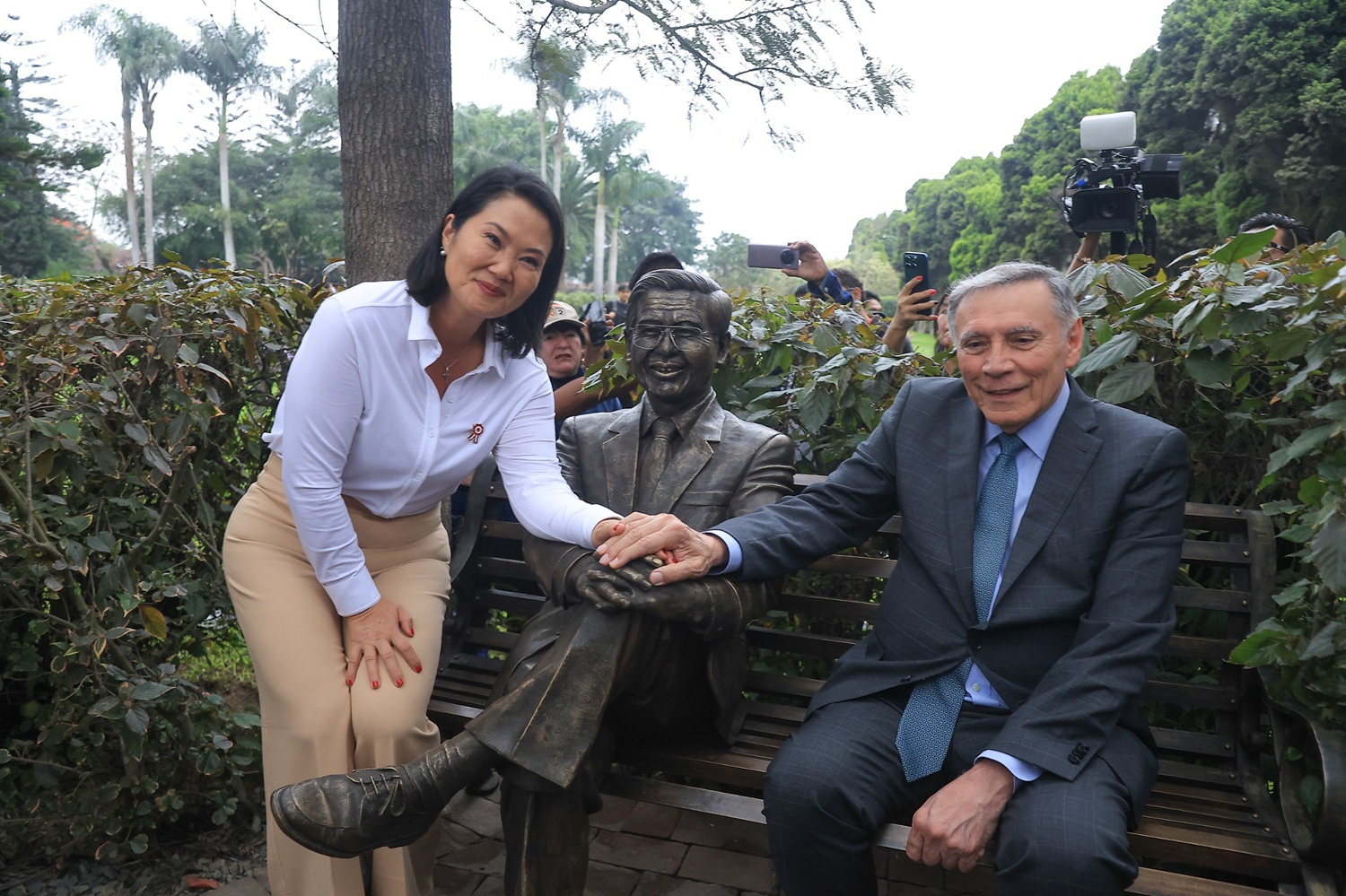 "Homenaje y paz: Keiko Fujimori y Jamil Mahuad reafirman el legado histórico de la hermandad peruano‑ecuatoriana, un reconocimiento y el recuerdo de una decisión que cambió la historia de dos naciones". ​ ​