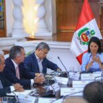Keiko Fujimori preside reunión histórica donde ‘Ejecutivo, Ministerio Público y Fuerzas del Orden’ trazan una hoja de ruta común. La mandataria envió un mensaje claro: los delincuentes deben saber que terminarán en prisión.