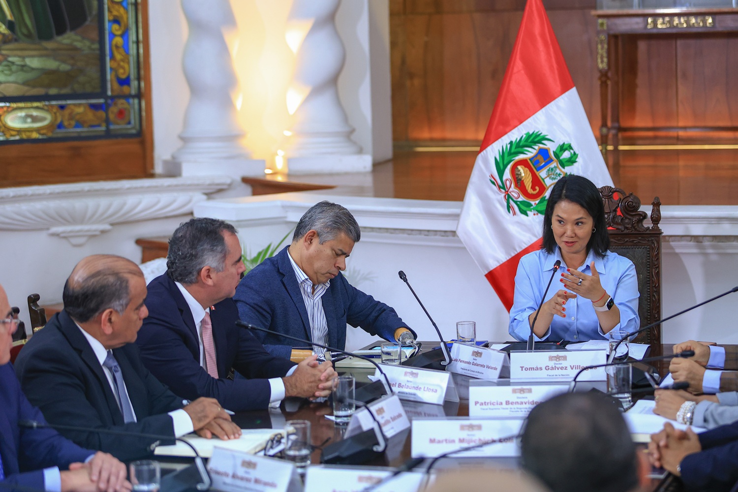 Keiko Fujimori preside reunión histórica donde 'Ejecutivo, Ministerio Público y Fuerzas del Orden' trazan una hoja de ruta común. La mandataria envió un mensaje claro: los delincuentes deben saber que terminarán en prisión.
