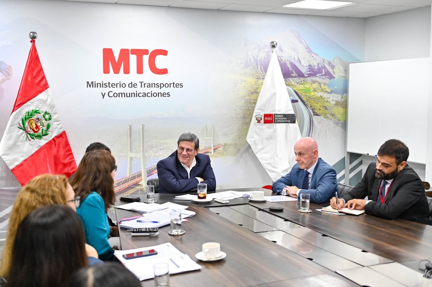 Ministro Rafael Rey, y el embajador de España en el Perú se reúnen. ¡El ferrocarril, las telecomunicaciones y la conectividad! Trenes sí, pero de primera, 'Potencia Mundial' con estándares mundiales de calidad para los peruanos.