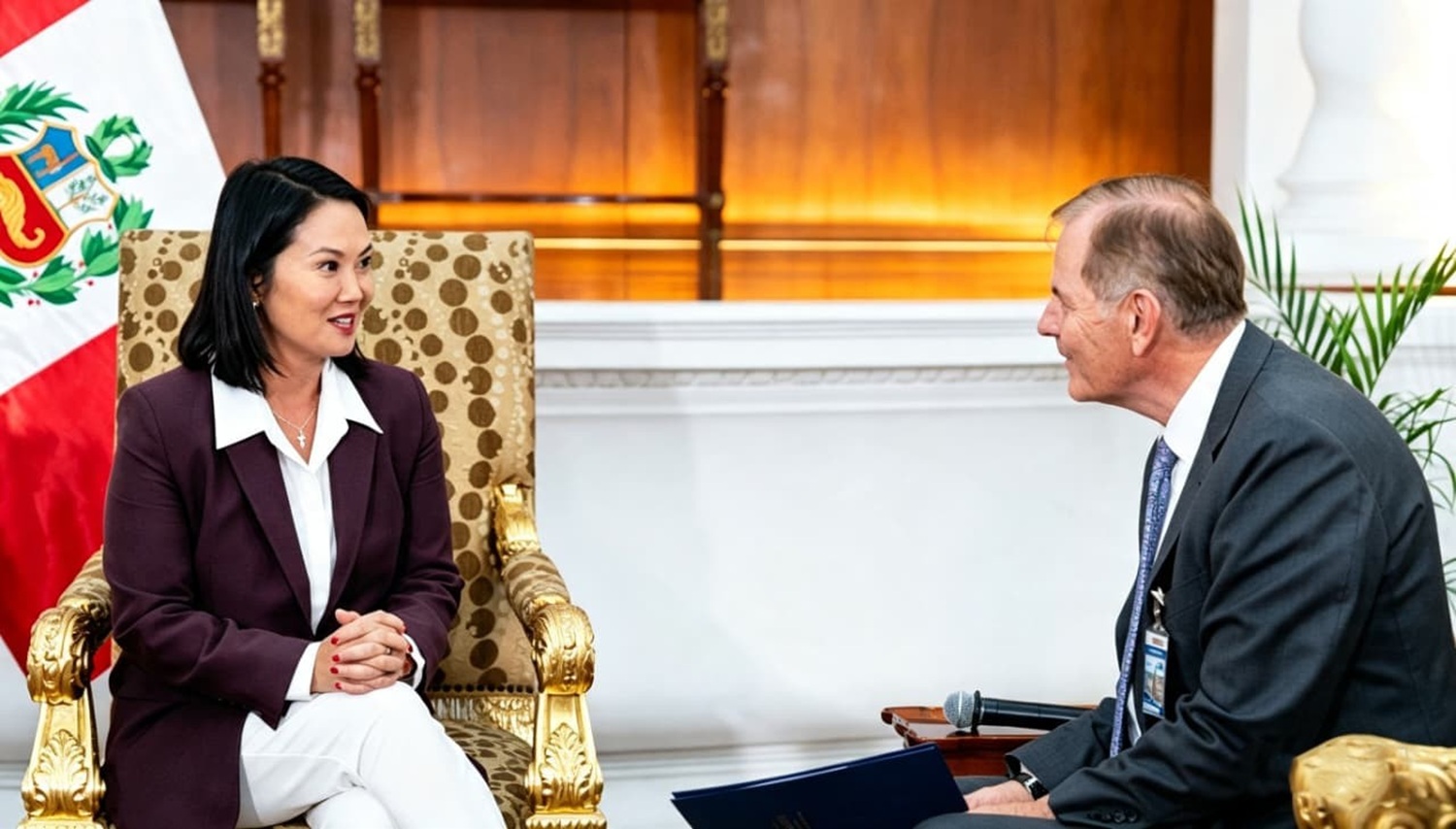 "Diálogo en Palacio de Gobierno: representante de La Iglesia de Jesucristo de los Santos de los Últimos Días se reúne con la presidenta Keiko Fujimori. La experiencia humanitaria y cooperación al servicio del Perú ante los desastres naturales".​