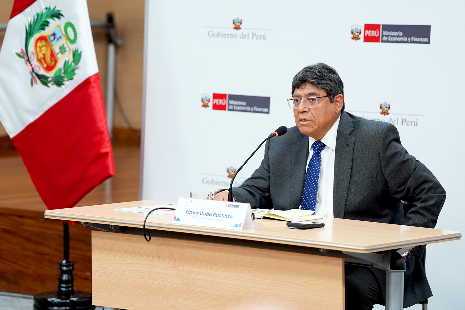 Ministro (MEF) Elmer Cuba en 'Conferencia de Prensa': Cuatro reformas para dejar atrás la dependencia y elevar la productividad del Perú. “No subiremos impuestos, como Ejecutivo buscamos que todos cumplan la ley”.