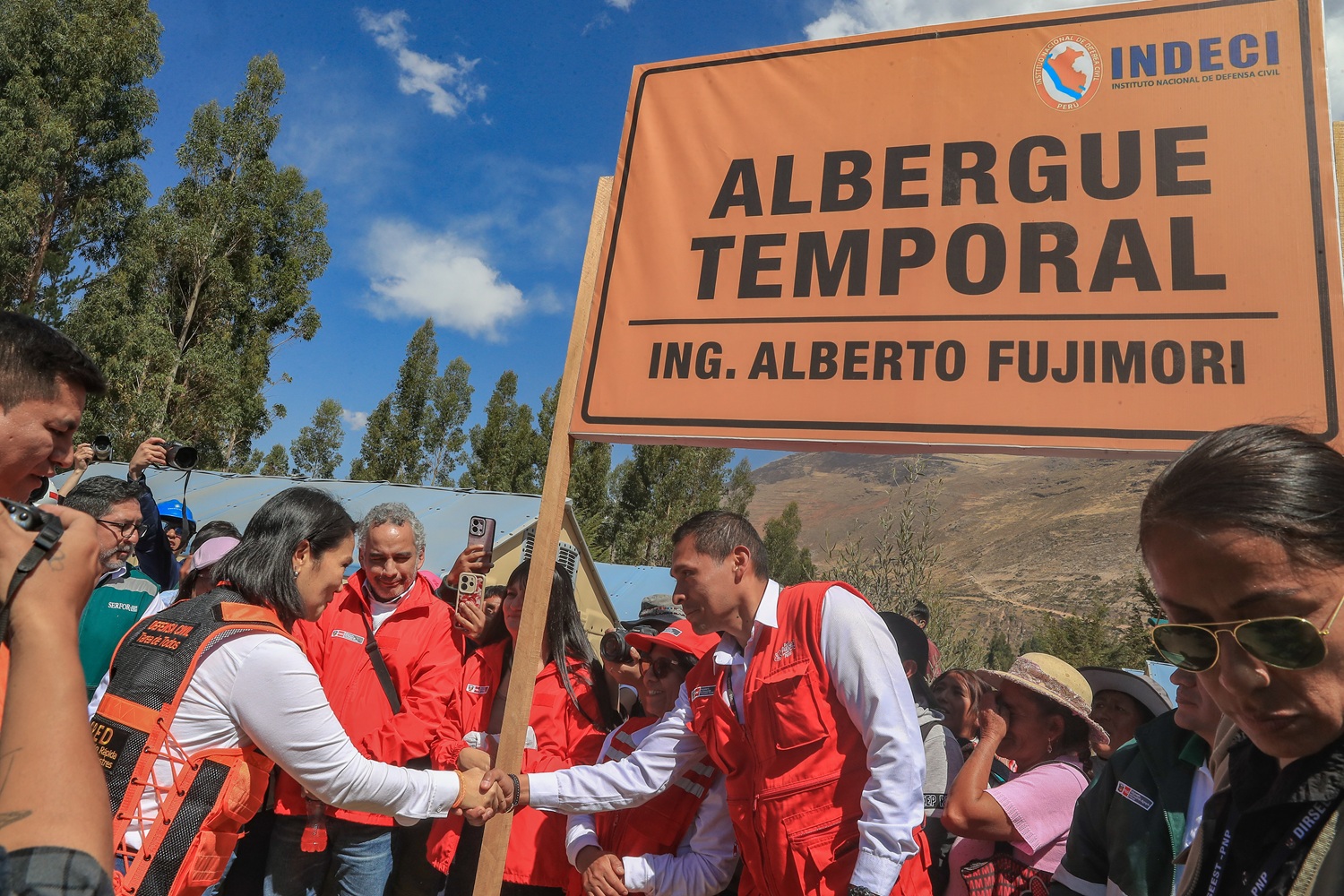 ¡Keiko Fujimori en Junín! 500 módulos de vivienda llegarán de inmediato para damnificados por sismo del 18 de julio último. La presidenta recorrió el epicentro, donde confirmó la reconstrucción y recuperación total de la zona.