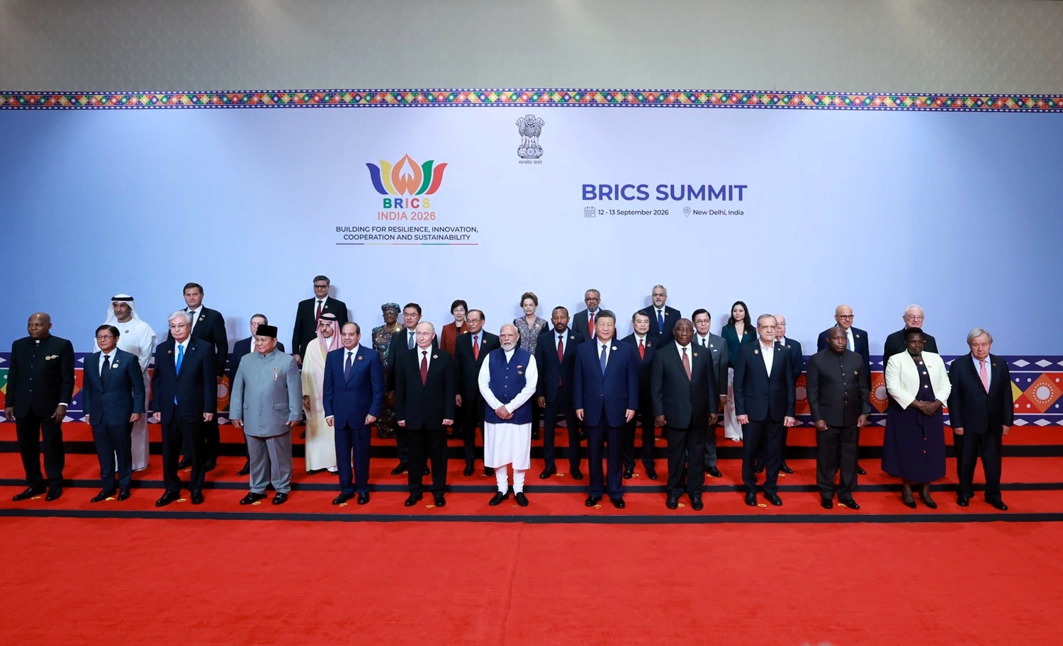 ¿Fin del orden de 1945? Nueva Delhi, en 14 días el 'Sur Global' reescribe la geografía del poder mundial. 'SCO y BRICS' dos bloques, una sola voz, el mundo ya no se divide en dos, sino en muchos más.