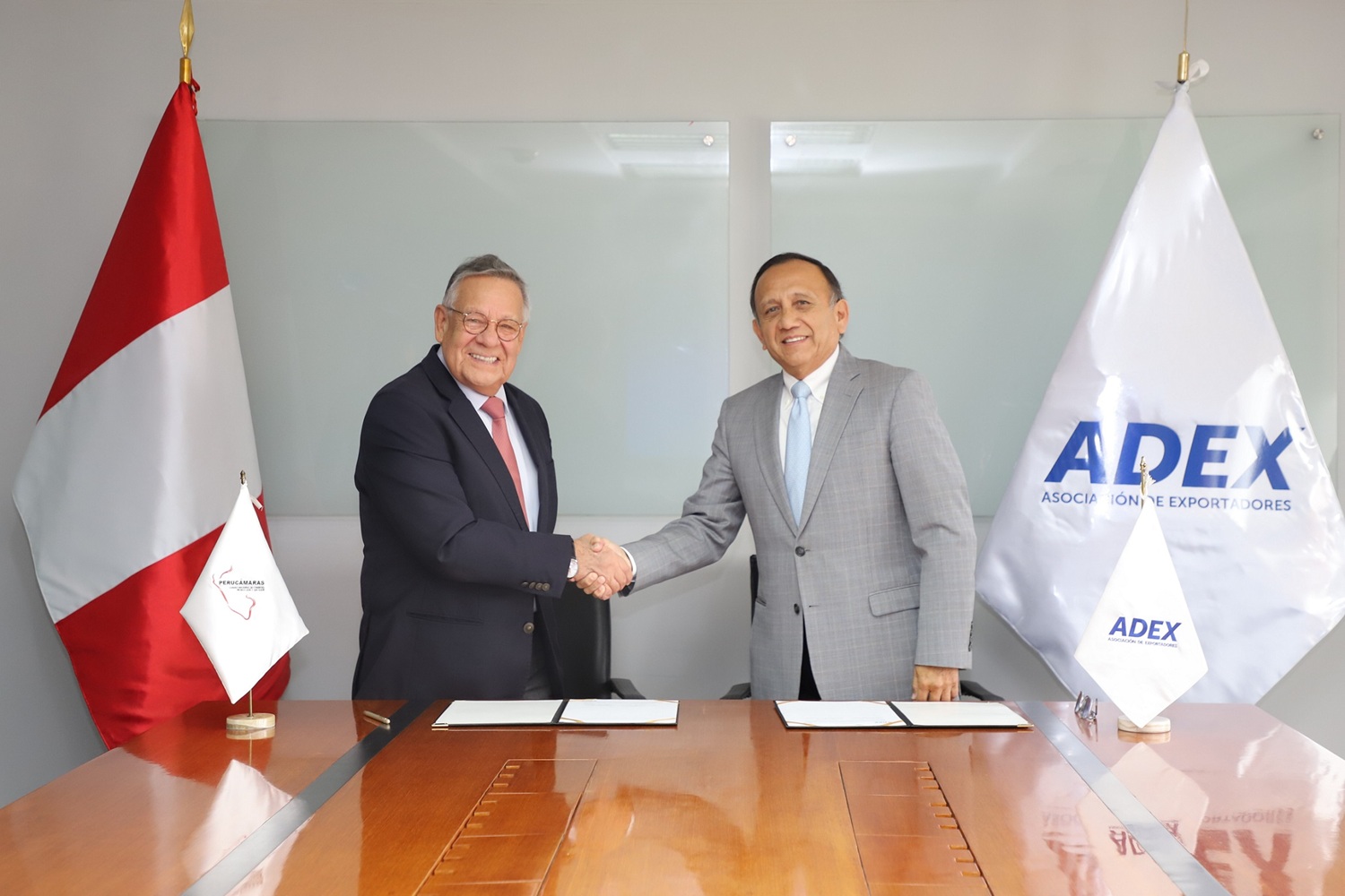 "ADEX y Perucámaras unen fuerzas: para que el potencial exportador llegue a cada rincón del Perú. El 67 % de las exportaciones están en la costa siendo el gran reto descentralizar la riqueza. El 99 % del país empresarial son mipymes".