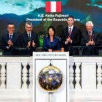 ¡Economía peruana resuena en Wall Street! “Con el toque del campanazo y el mazo en mano, la presidenta Keiko Fujimori marca el futuro del país en la Bolsa de Nueva York. El Perú entre las naciones que han sonado en la NYSE”.