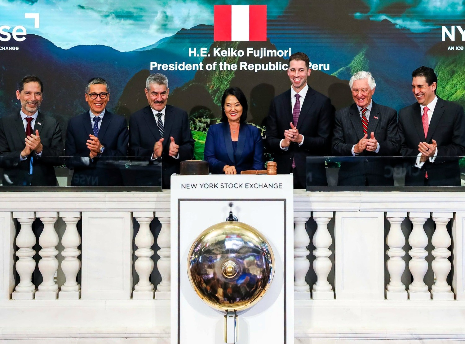 ¡Economía peruana resuena en Wall Street! "Con el toque del campanazo y el mazo en mano, la presidenta Keiko Fujimori marca el futuro del país en la Bolsa de Nueva York. El Perú entre las naciones que han sonado en la NYSE".