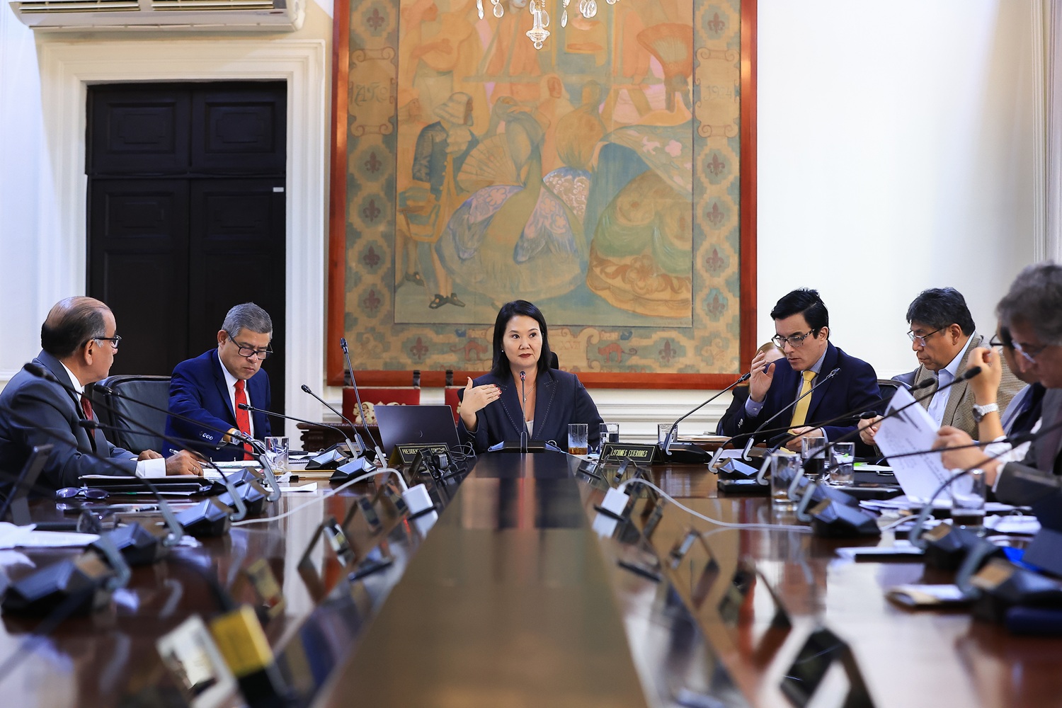 Keiko Fujimori retorna al país y preside Consejo de Ministros con agenda centrada en el bienestar nacional. La presidenta encabezó sesión clave con los titulares de los diversos portafolios ministeriales en Palacio de Gobierno.