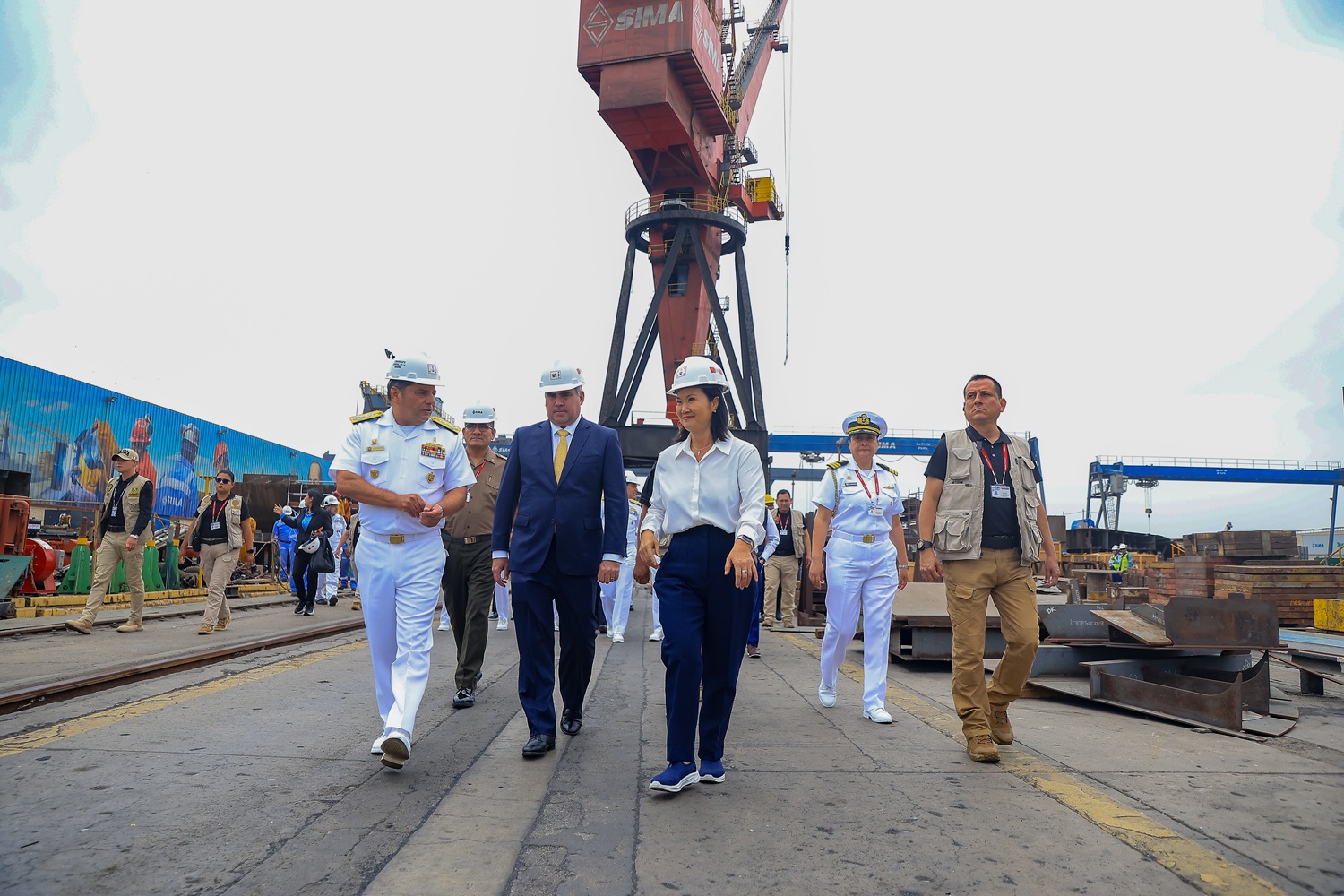 "Marina de Guerra del Perú cinco buques en primera línea ante el Fenómeno El Niño". Coordinación intersectorial es la clave para actuar eficazmente. ¿Conoce el despliegue naval que protegerá al litoral peruano?