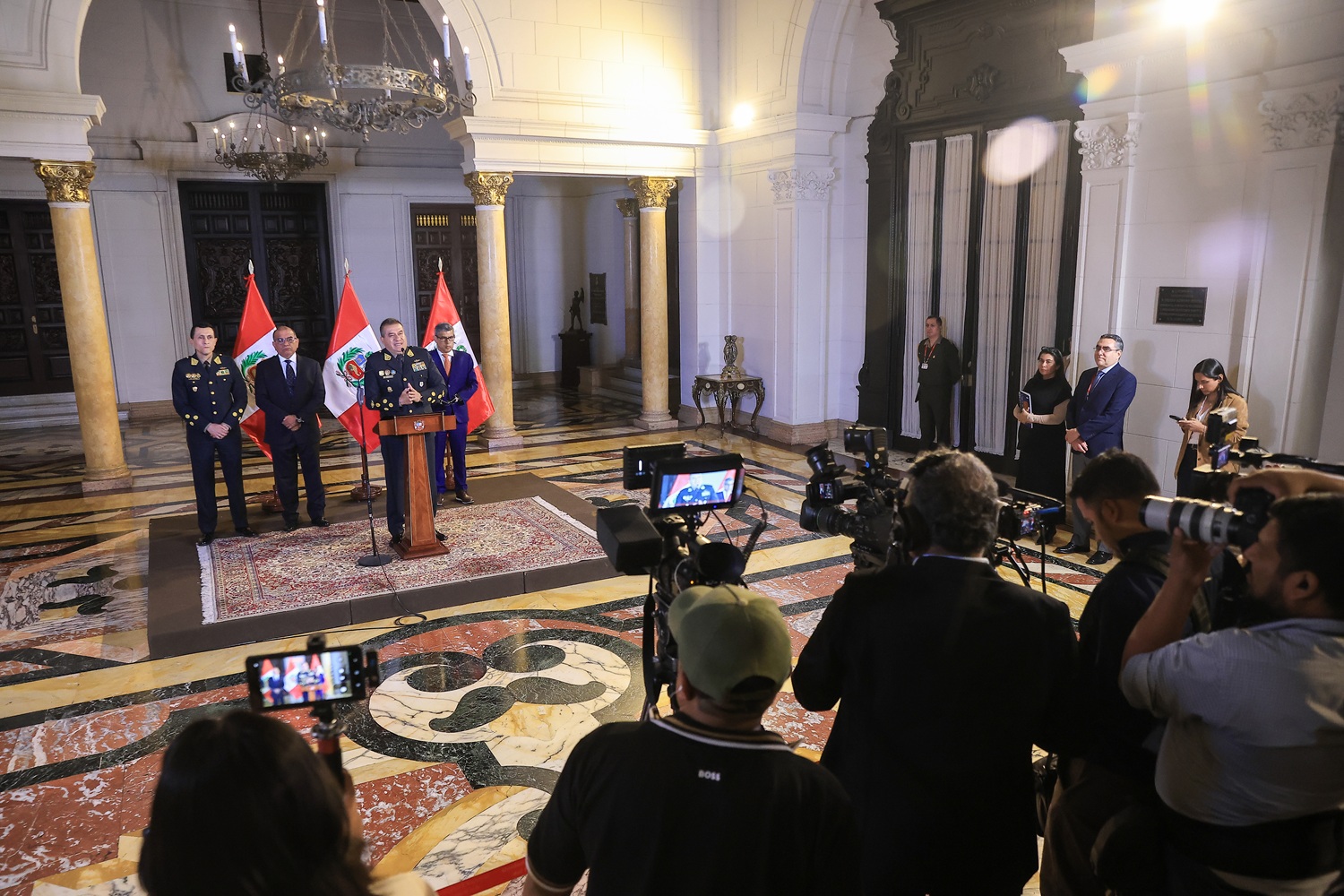 Fin de una era: General Óscar Arriola anuncia su retiro y relevo institucional en la cúpula de la PNP. "Nunca nos venció ni el terrorismo ni el crimen" sentenció con firmeza el todavía jefe de la Policía Nacional del Perú.​