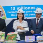 Presidenta Keiko Fujimori lidera entrega oportuna de materiales escolares. Calendario flexible para que ningún estudiante pierda clases por el Fenómeno del Niño. Próximos textos escolares se elaborarán sin sesgos ideológicos.