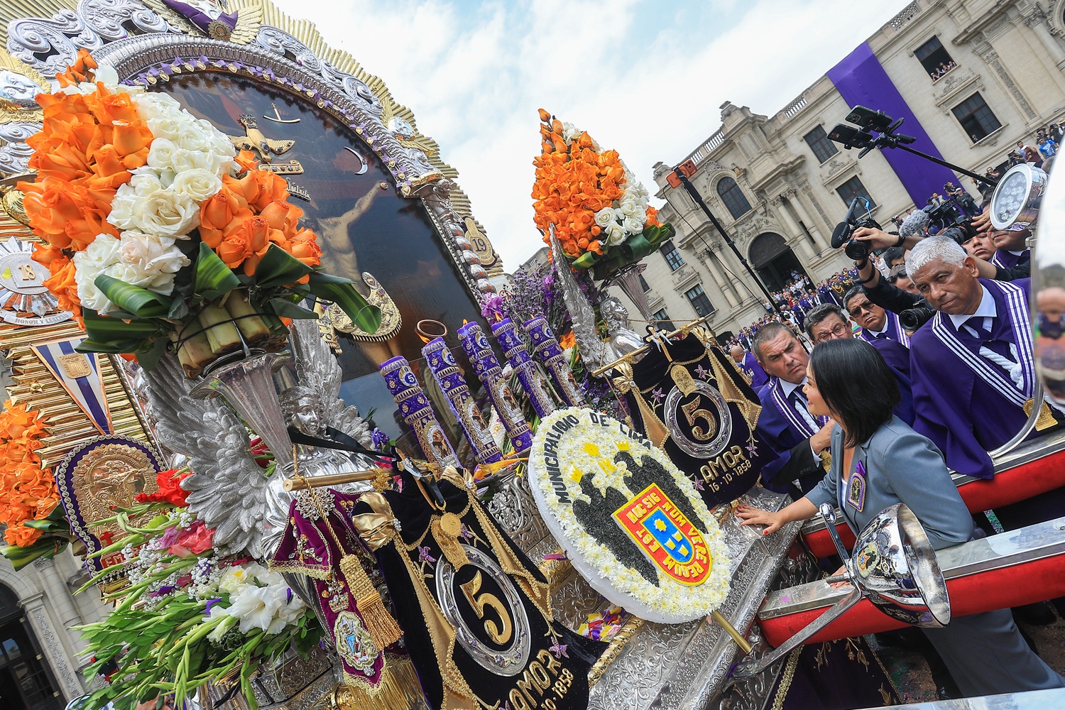 ¡Fe y Tradición en el Mes Morado¡ Presidenta Keiko Fujimori rindió homenaje al 'Señor de los Milagros', tras 40 años, el 'Cristo Moreno' vuelve a ingresar a Palacio de Gobierno, la última vez que lo hizo fue en 1986.
