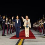 Llegada de la presidenta Keiko Fujimori a El Salvador: “Una visita cargada de expectativa, fue recibida con honores militares y de esta manera la mandataria inicia agenda de trabajo que se desarrollará los días 29 y 30 de octubre”.