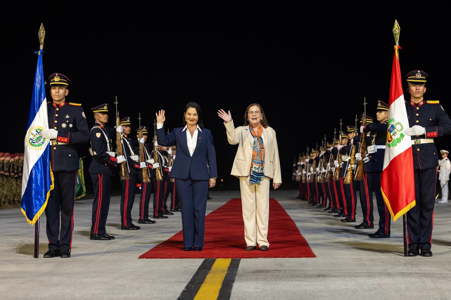 Llegada de la presidenta Keiko Fujimori a El Salvador: "Una visita cargada de expectativa, fue recibida con honores militares y de esta manera la mandataria inicia agenda de trabajo que se desarrollará los días 29 y 30 de octubre".