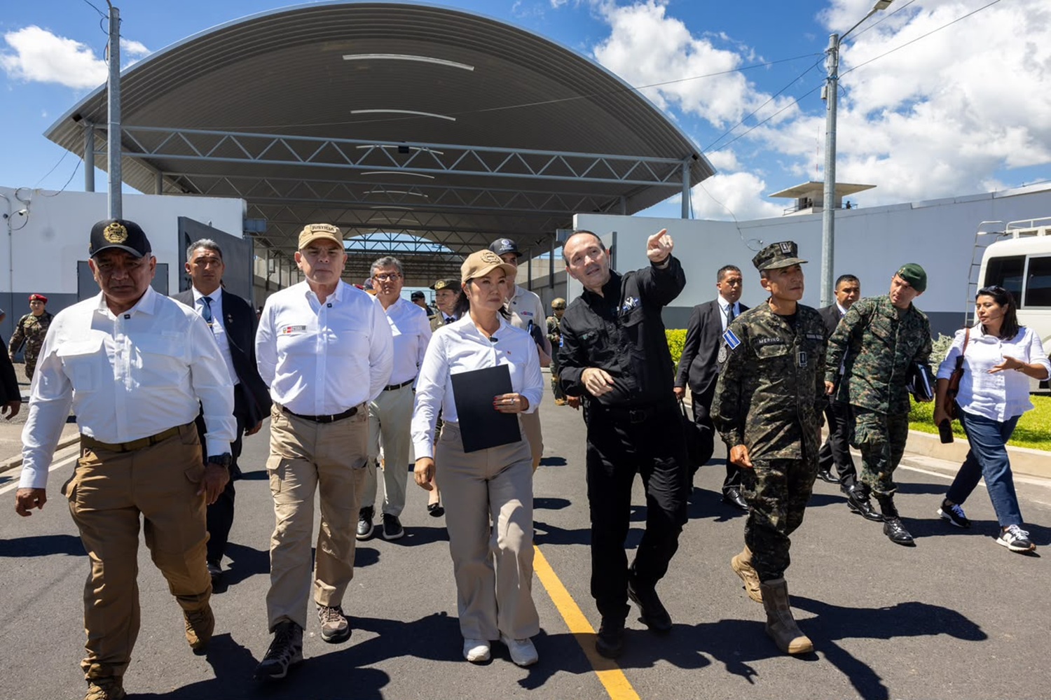 Mandataria de Perú Keiko Fujimori visita cárcel de máxima seguridad CECOT en El Salvador y sostendrá encuentro con presidente Nayib Bukele para abordar cooperación en la lucha contra delincuencia organizada trasnacional.
