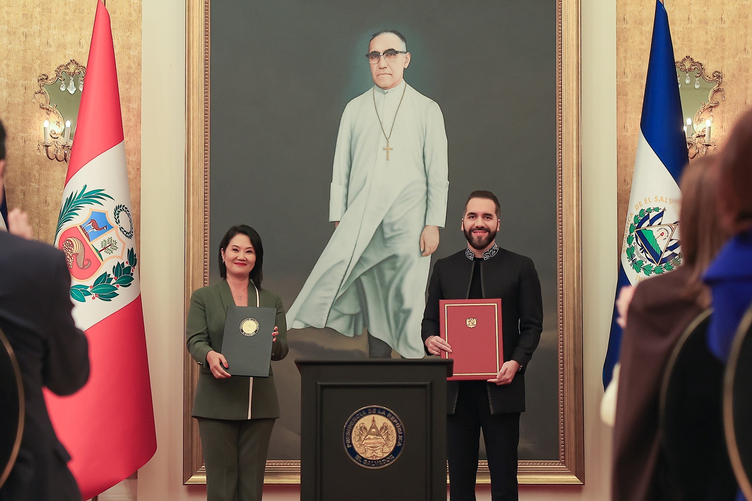 Perú y El Salvador transforman 160 años de amistad en una alianza estratégica integral, de la seguridad al desarrollo. "La paz no se improvisa, la paz se construye" sostuvo presidenta Keiko Fujimori a su homólogo Nayib Bukele.
