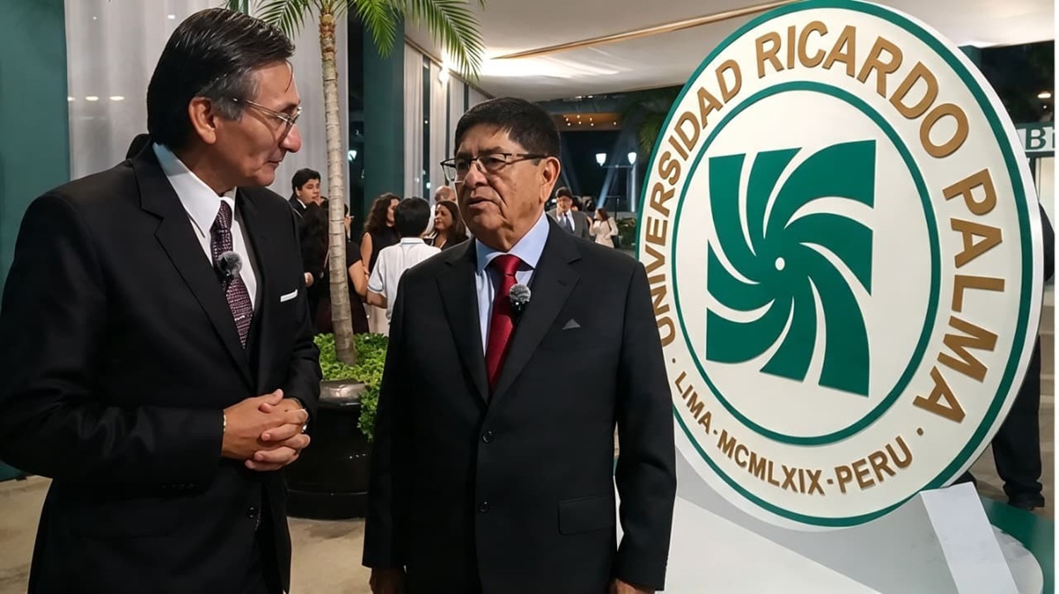 "Rector de Universidad Ricardo Palma Félix Romero Revilla presenta obra 'Crónicas de un Monte Arrocero' una valiosa joya testimonial sobre la vida campesina en los capos arroceros antes de la Reforma Agraria en Chepén al norte del Perú".
